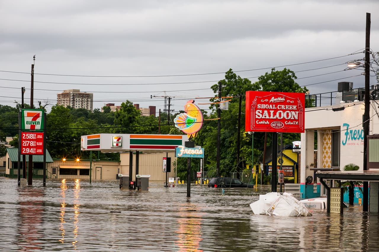 Algunas zonas de la ciudad quedaron bajo el agua luego de intensas lluvias.