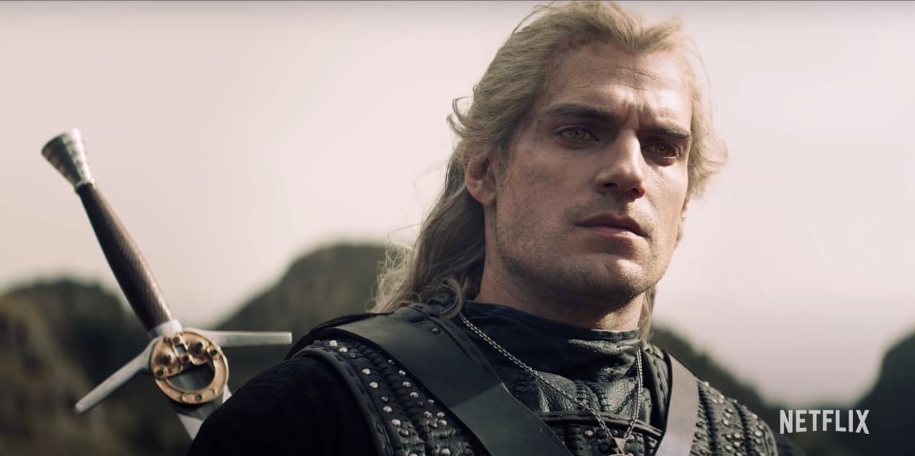 Henry Cavill es uno de los actores más populares del elenco de la serie de Netflix, pero no es el único que luce atractivo sin la caracterización de personaje medieval.
