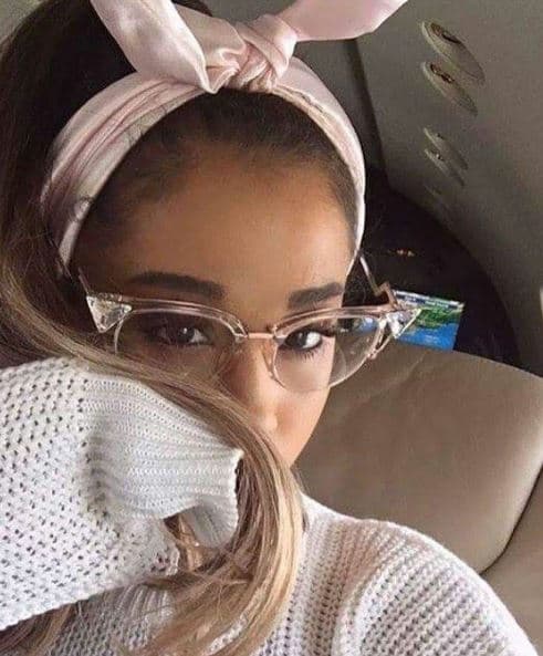 Cuando la cantante Ariana Grande se encuentra de descanso de sus giras, sale a todos lados con sus anteojos puestos.