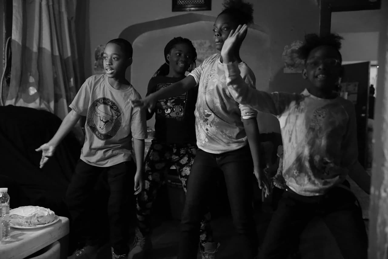 <b>El niño sobreviviente de un tiroteo en Chicago. </b>En plena recuperación, Tavon Tanner se une a sus primos y su hermana en un baile durante una reunión familiar el Día de Acción de Gracias.