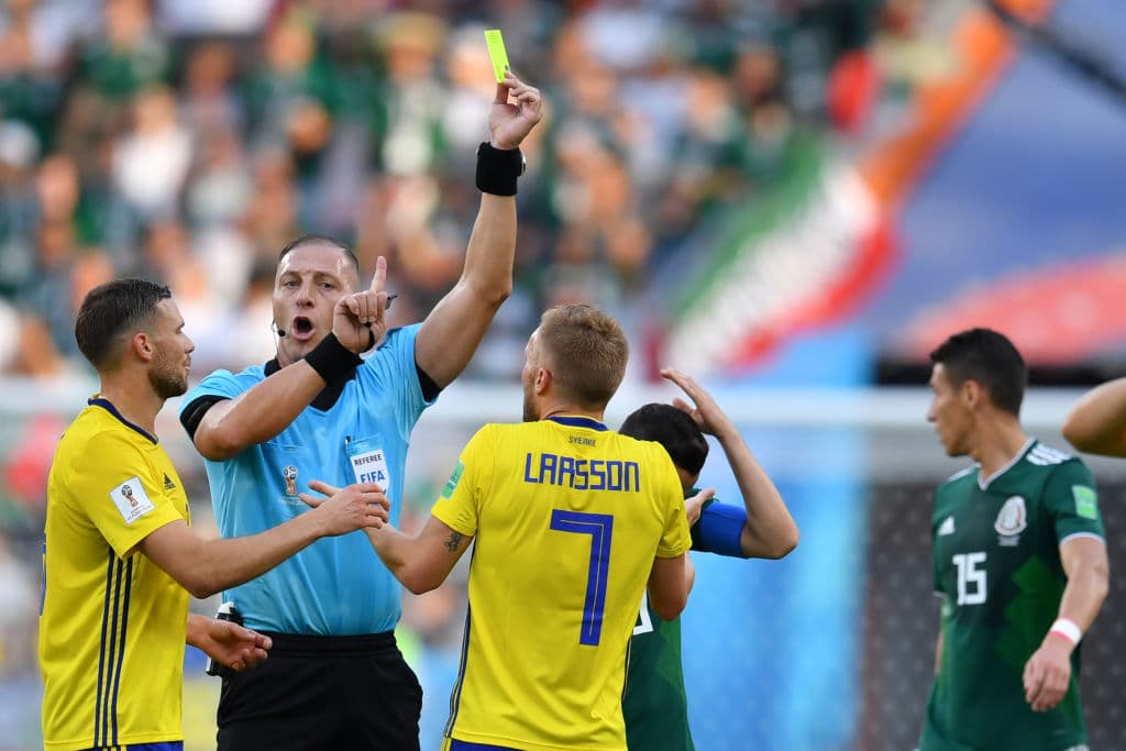 En aquel fatídico encuentro para la selección Mexicana, Pitana mostró un total de cinco cartones preventivos, tres para el Tricolor y dos para los suecos. Aquí se ve a Larsson ser apercibido.