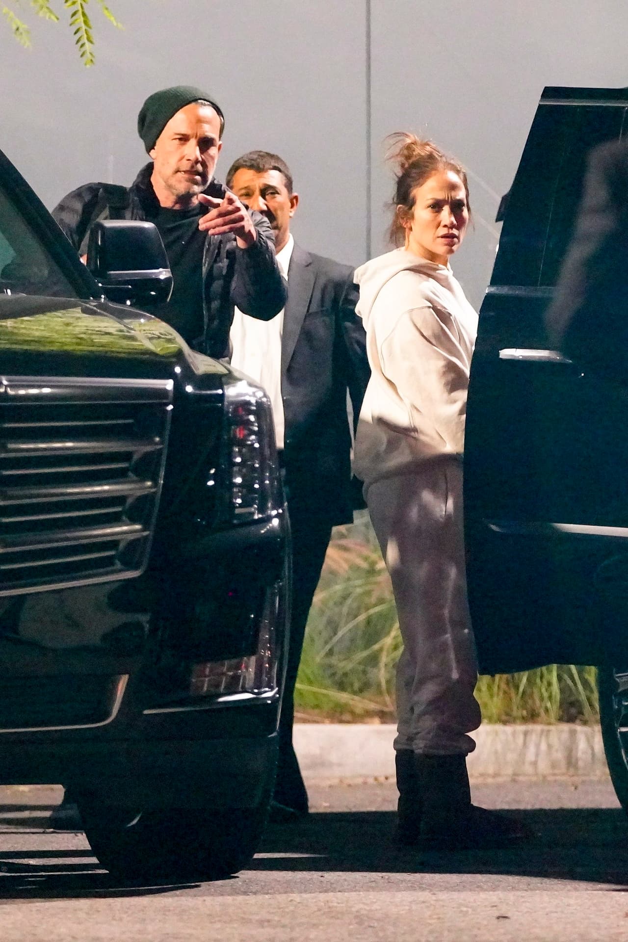 Primero, JLo fue captada con Ben Affleck, con quien 
<b><a href="https://www.univision.com/famosos/jlo-y-ben-affleck-besos-st-tropez-fotos" target="_blank">oficializó su noviazgo</a></b> en julio pasado, en la limusina que los esperaba después de aterrizar en un jet privado en Los Ángeles.
<br>