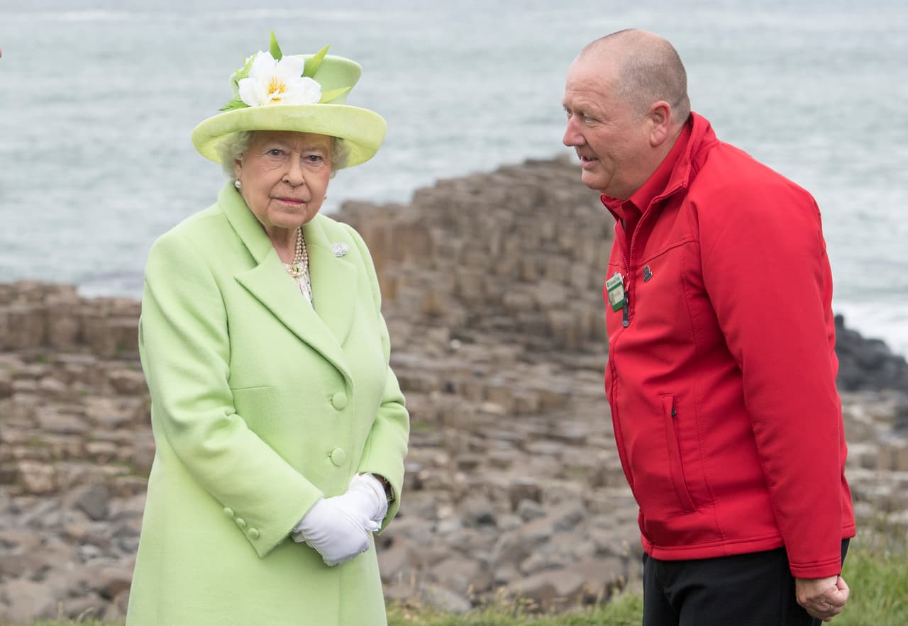Suele apuntarse que una de las razones de la intoxicación de Napoleón fue su devoción por el color verde que había puesto en todas las cortinas que circundaban su habitación y que terminaron por enfermarlo.