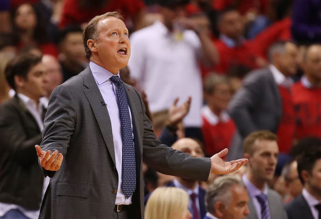 El head coach Mike Budenholzer y sus Milwaukee Bucks deberán hallar respuestas y hacer ajustes para el partido del jueves en Fiserv Forum, cuando se lleve a cabo el Juego 5 de la Final del Este.