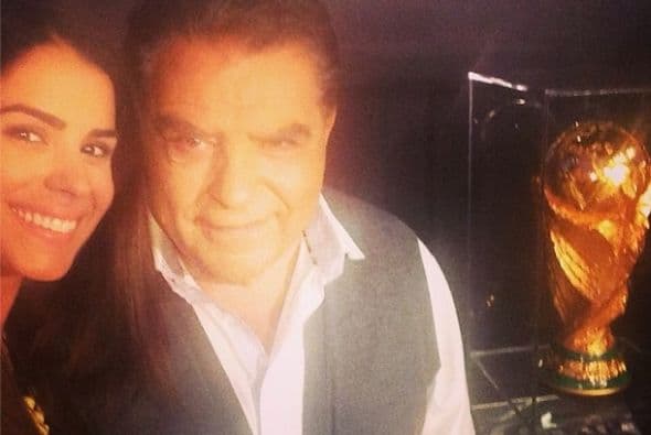 Una foto para los fans de ambos artistas con la copa más famosa del mundo.