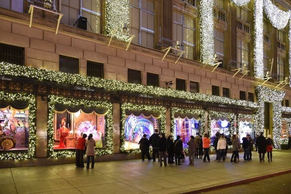 Las vitrinas navideñas de Saks FithAvenue están listas para ser admiradas por millones de visitantes. Con atuendos y accesorios lujosos que suman miles de dólares, las vitrinas se han convertido en un ícono de Nueva York. Mark Briggs, Jefe de Marketing y creativo para Saks Fifth Avenue, dijo en un comunicado que este año se han incorporado elementos nuevos , por lo que es una experiencia como ninguna otra ... una experiencia para recordar."
