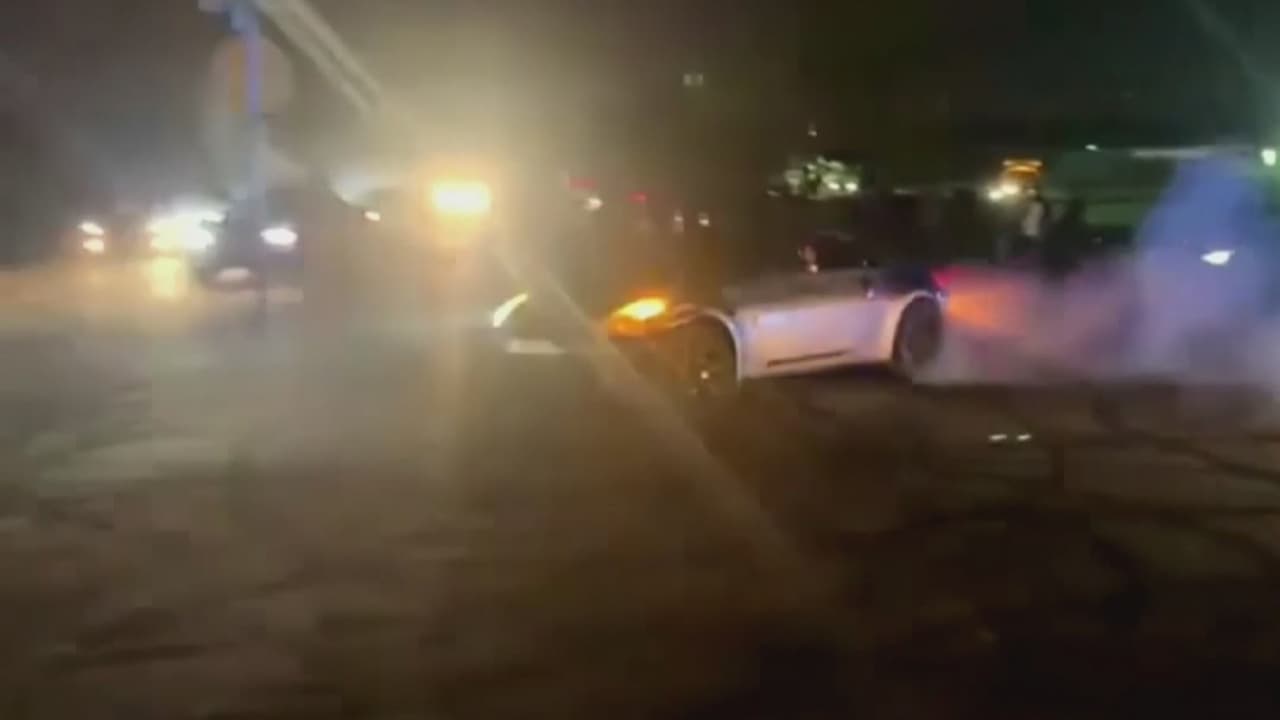 “Somos como una familia” hispano describe clubes de autos en Dallas que realizan arriesgadas piruetas