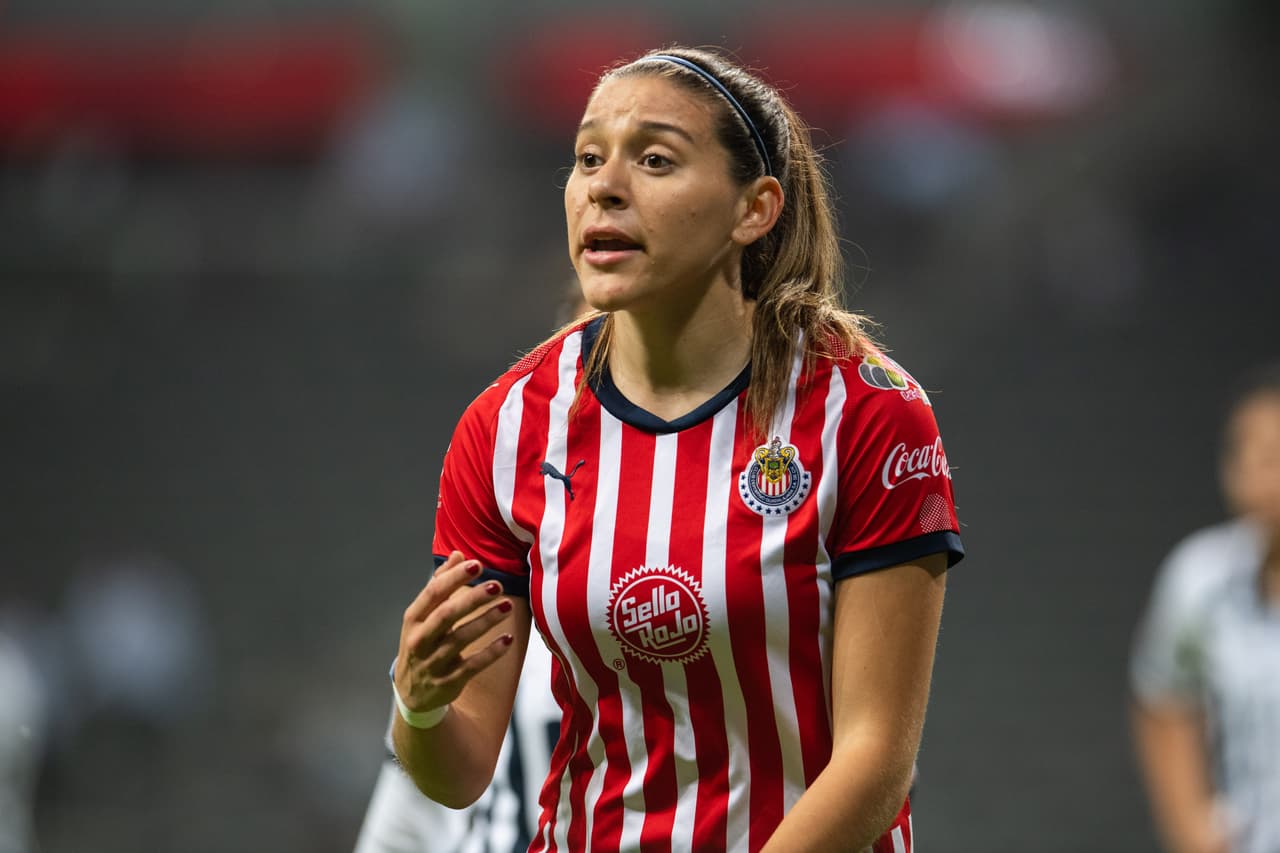 Norma Palafox, la jugadora insignia de las Chivas, se mostraba desesperada por momentos con sus compañeras y con el arbitraje. No estaba del todo cómoda.