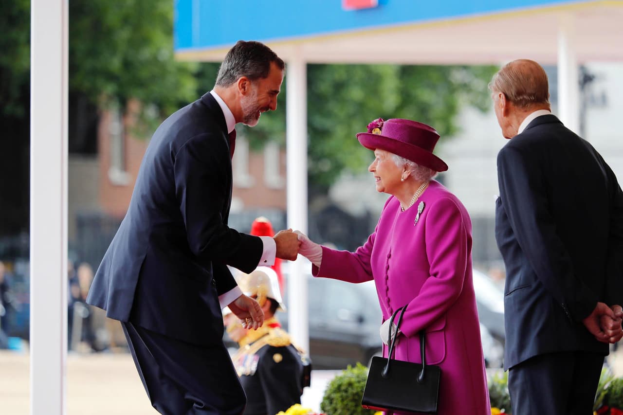 La ceremonia de la Orden de la Jarretera se realiza bajo un protocolo con ciertos rituales. Los miembros de la orden presentes en la ceremonia están ataviados con capas de terciopelo y vistosos sombreros adornados con una pluma blanca.