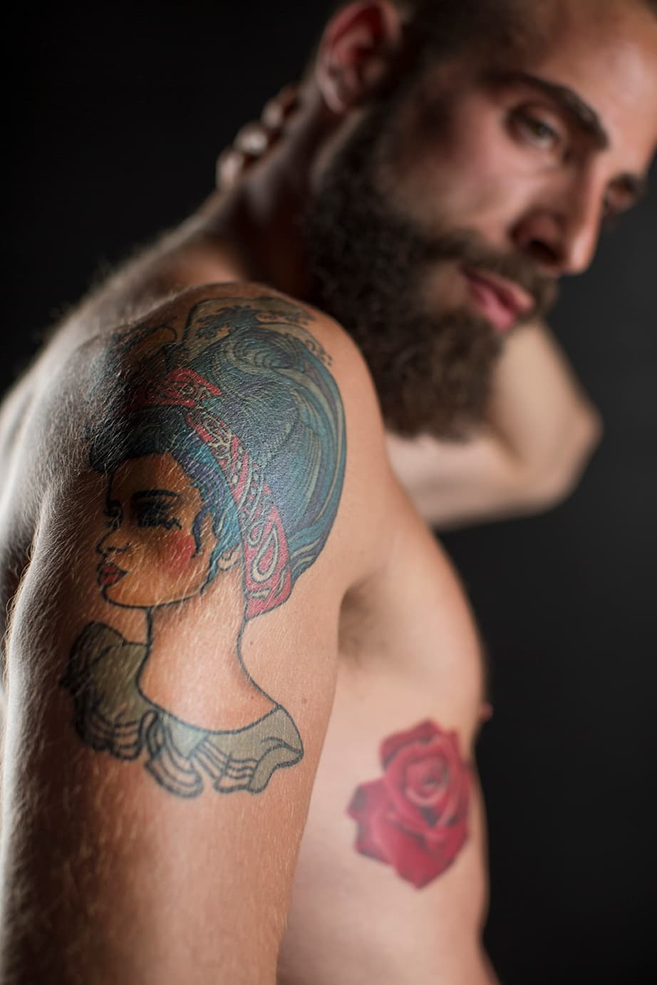 “El de la pelvis es un cactus botarga, una cosa extraña, lo hice cuando vine a vivir a México. Las estrellas son personas importantes en mi vida. La rosa es de mis flores favoritas y la de mi mamá... desde que murió siempre tengo rosas para ella. La mujer, me preguntan si es cubana, si es
<b><a href="http://www.amywinehouse.com/">Amy Winehouse</a></b>, no es nada de eso. Es importante por la parte del pelo, pues soy estilista. Y tiene que ver con las mareas que me dan en la cabeza”, explica Mas.
<br>