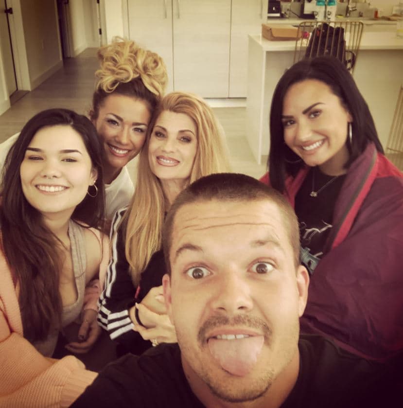 En esta foto, compartida por la mamá de Demi Lovato, puedes ver a dos de sus hermanas. Madison de la Garza, en la extrema derecha con un septum en la nariz, y Dallas justo junto a ella.