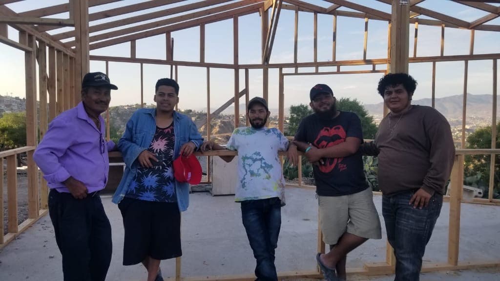 Douglas Oviedo (de playera negra) durante la construcción del albergue 'El Puente' de Tijuana.