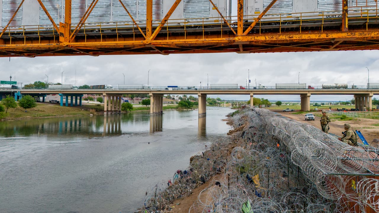 Niña migrante de 2 años es hallada en la frontera sin acompañantes