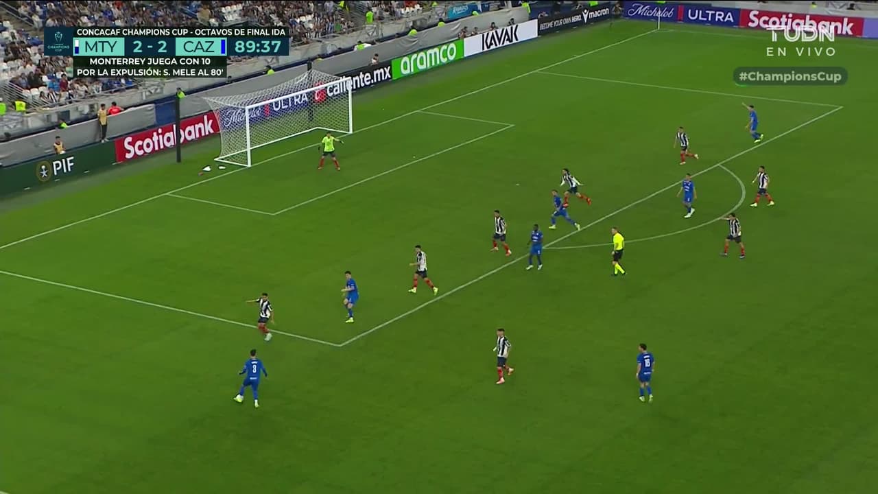 ¡GOL!  anota para Cruz Azul. Nicolás Ibáñez