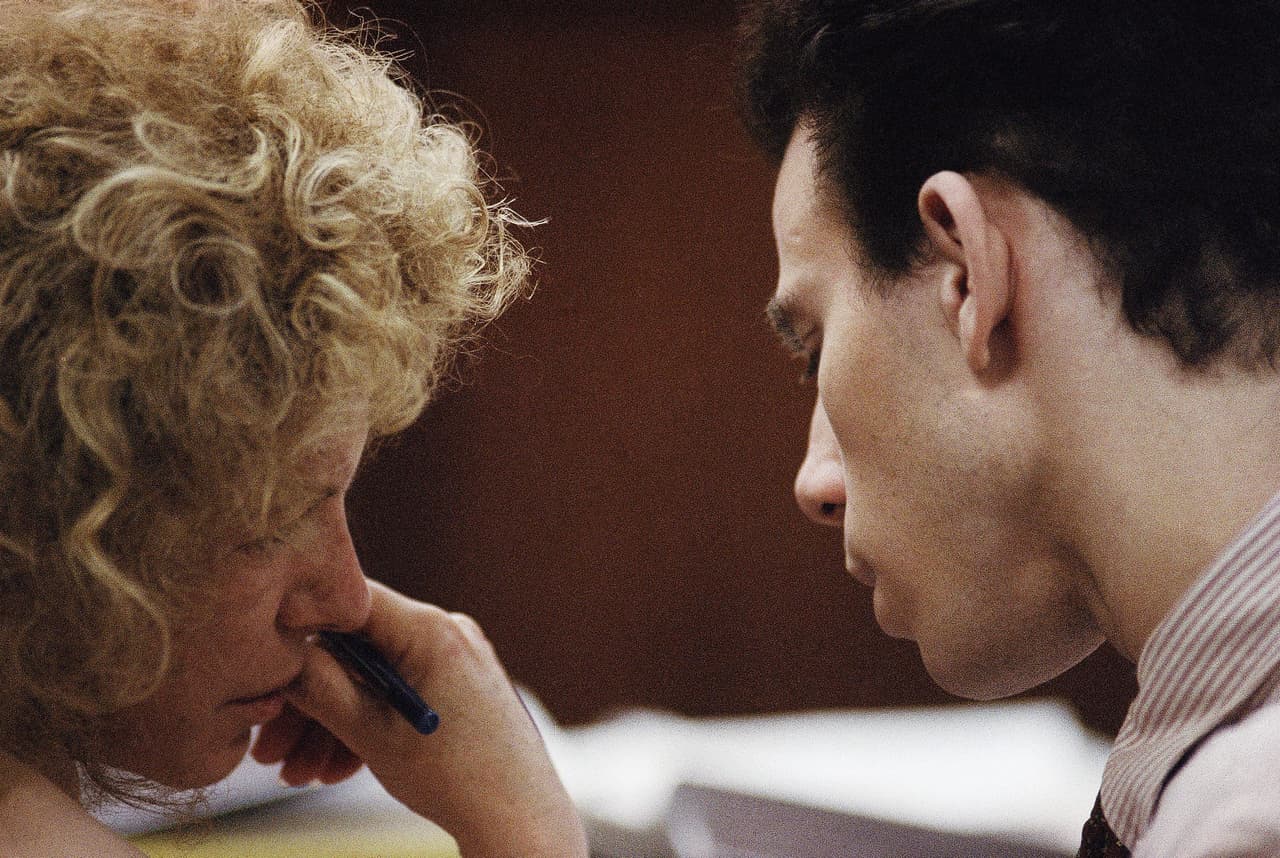 <b>Segundo juicio </b>
<br>
<br>
<b>1995-1996:</b> El enfoque cambia hacia el asesinato premeditado. Se descartan elementos de abuso. Los hermanos son condenados a cadena perpetua sin libertad condicional.