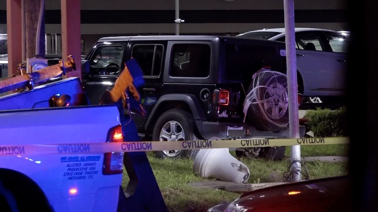 Balean a dos hombres y luego chocan contra una camioneta en Houston: buscan al sospechoso
