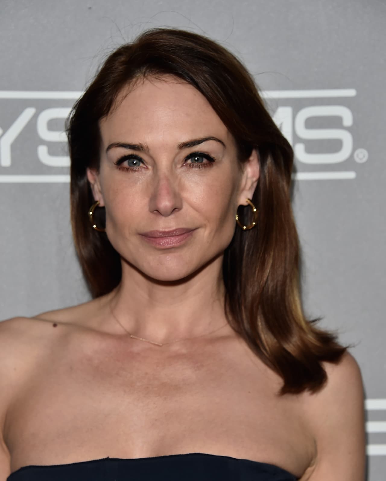 <b>La actriz Claire Forlani </b>contó en su cuenta de Twitter que escapó en cinco ocasiones de Weinstein. "No me pasó nada con Harvey, [y] con eso quiero decir: escapé cinco veces. Tuve dos reuniones en el hotel Península por la noche con Harvey y todo lo que recuerdo fue que me agaché, me zambullí y, finalmente, 
<b>salí de allí sin que me babearan, bueno, solo un poco</b>. Sí, se sugirió el masaje... Recuerdo que me habló de todas las actrices que se habían acostado con él y lo que había hecho por ellas".