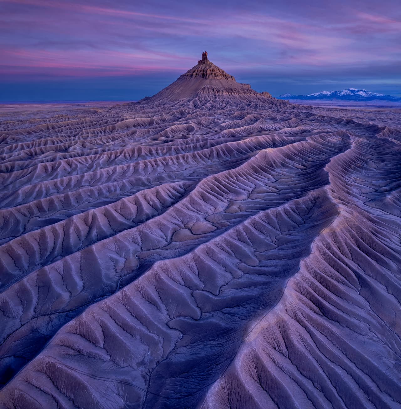 Formaciones geológicas únicas y fascinantes de Utah, resaltadas por una luz cálida y baja que enfatiza su textura.