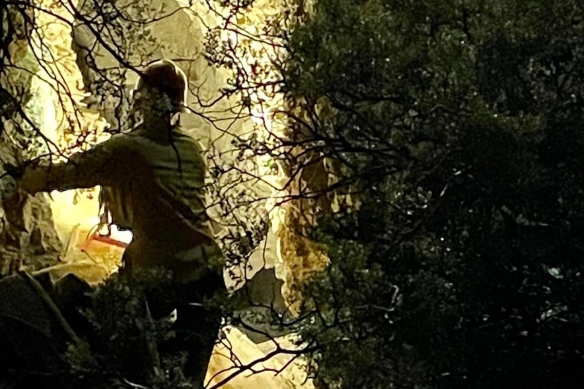 Después de que la víctima estaba preparada para ser levantada, los equipos de arrastre trabajaron bajo la dirección de los rescatistas en el pozo de la mina, tirando de las cuerdas y levantando todo a la superficie.