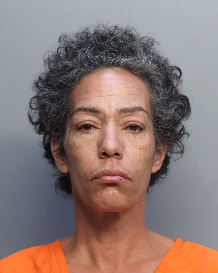 Según el informe de arresto, un vecino llamó al 911 el lunes y contó que Trice le dijo que había golpeado al anciano en la cabeza y lo había estrangulado hasta que murió, para luego enterrar su cuerpo en el patio de la casa.