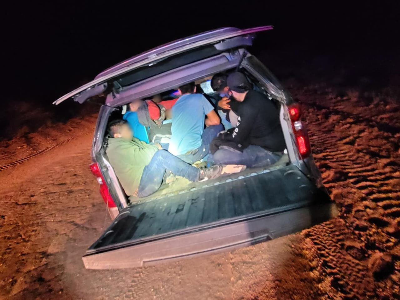 En una zona rural cerca de Elfrida, Arizona, agentes de la estación Douglas, en el condado Cochise, detuvieron una camioneta el y descubrieron a cinco inmigrantes en el asiento trasero.