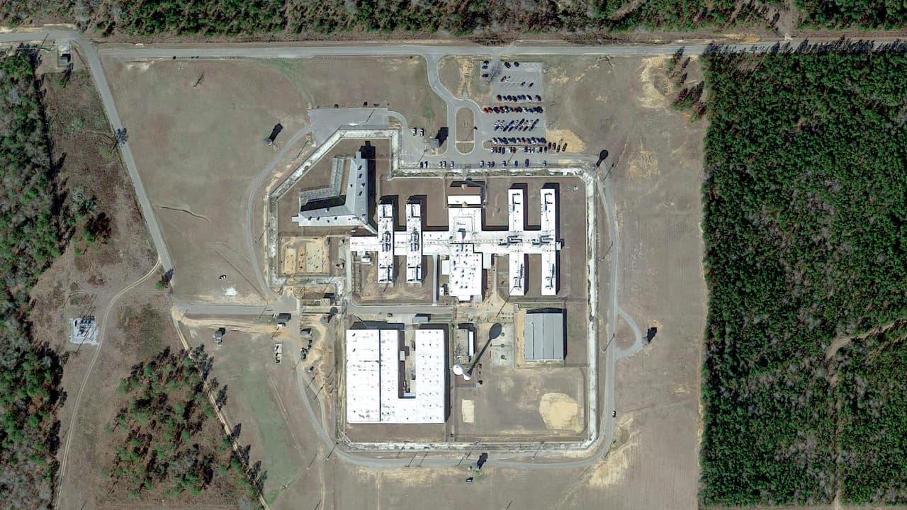 Una vista aérea de las instalaciones del Centro Correccional Elmore. El informe establece con todo detalle una cultura de violencia en las 13 prisiones para hombres del estado, que en conjunto albergan a aproximadamente 16,000 reclusos en condiciones que se encuentran entre las más superpobladas de la nación.