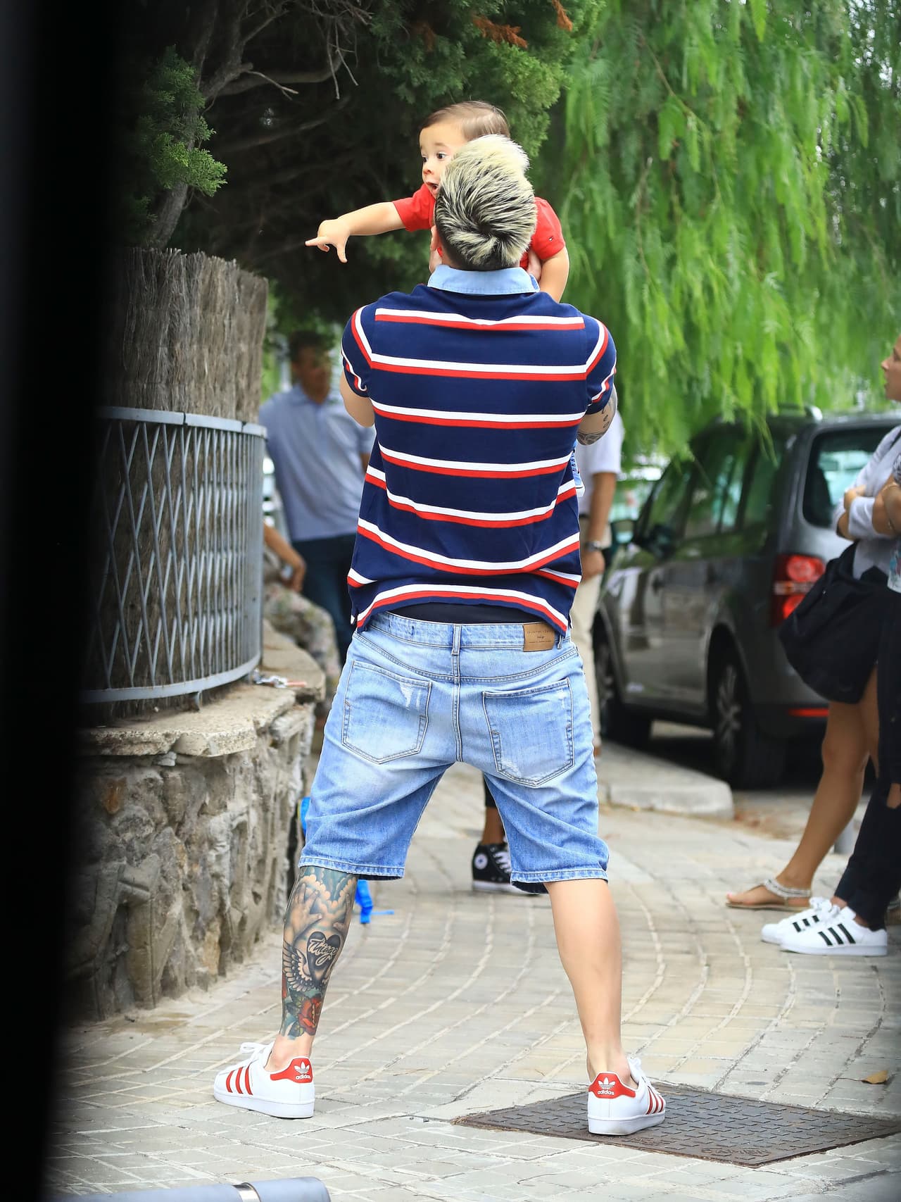 Tocó el turno al más pequeño de sus hijos de disfrutar en los brazos de papi.