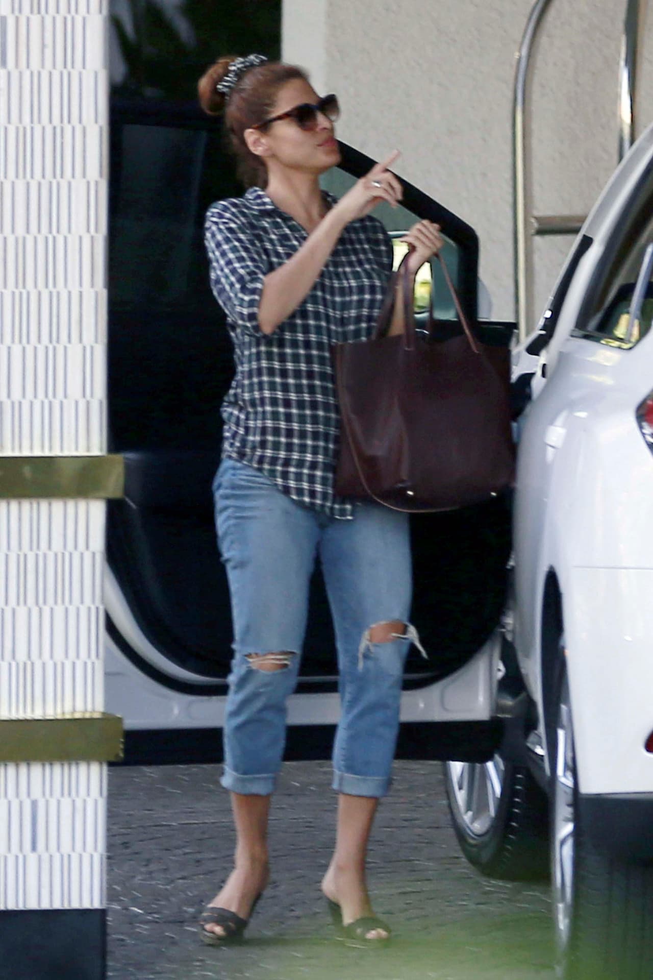 Un peinado en tono pin up es suficiente para darle un toque retro a unos sencillos jeans.