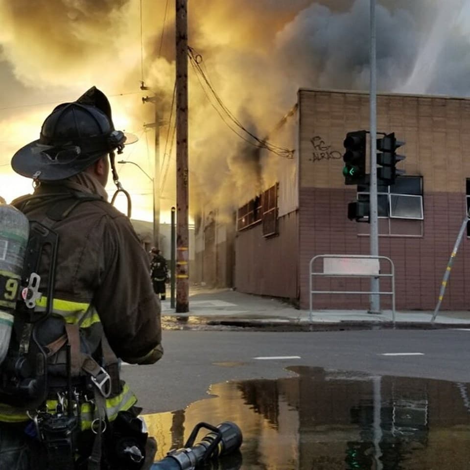 Tras la tragedia del 'Ghost Ship', muchos artesanos mudaron sus talleres a este lugar en busca de un espacio seguro, según se detalla en un artículo publicado en la revista 
<a href="http://www.oaklandmagazine.com/January-February-2017/Forging-Artists-Into-Entrepreneurs/" target="_blank">Oakland Magazine.</a>