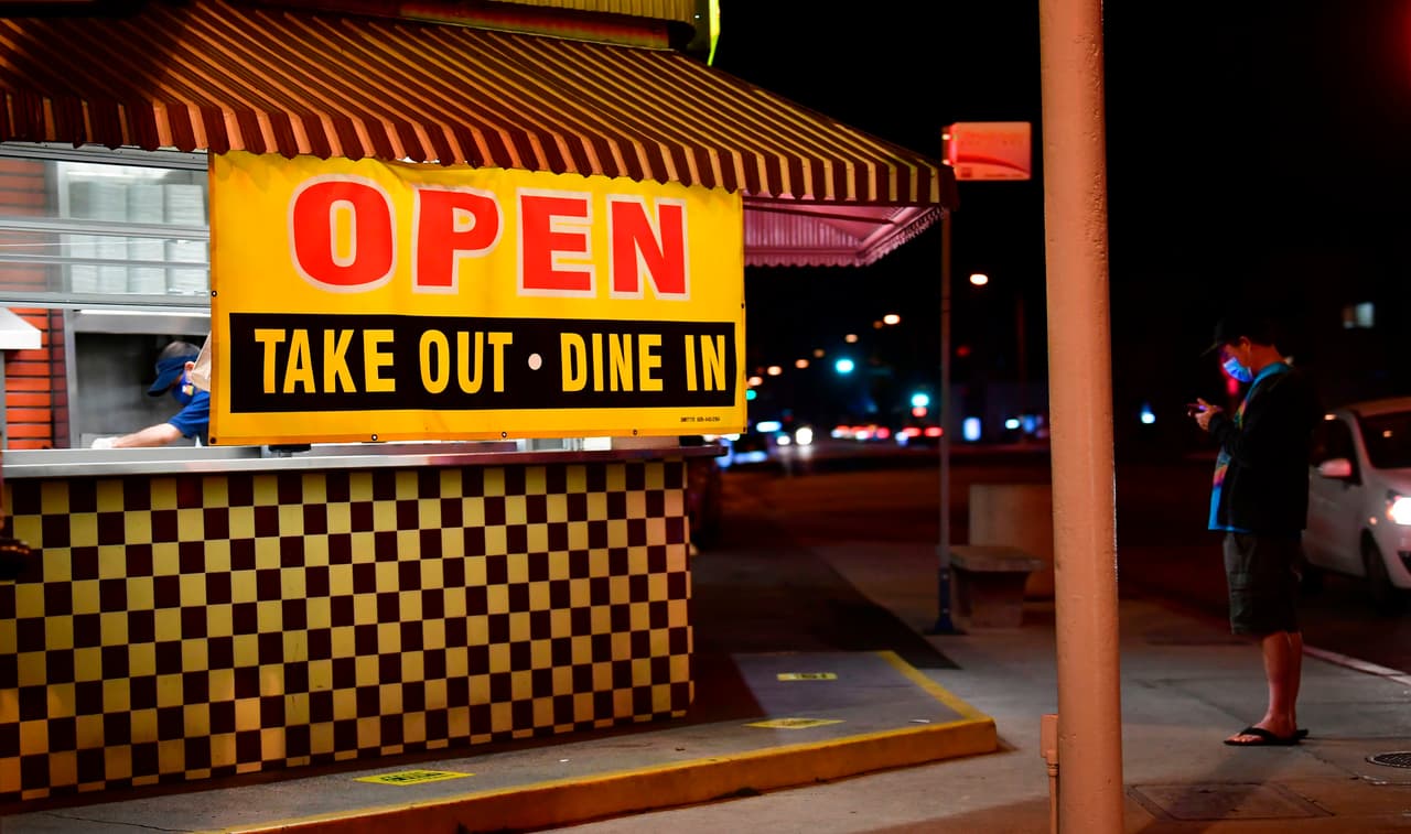 Dennis Ellis, abogado de la asociación, dijo a los periodistas que estaba decepcionado con el fallo, pero dijo que la organización no ha visto ninguna evidencia de que las comidas al aire libre, que ya estaban restringidas a la mitad de la capacidad total la semana pasada, hayan contribuido al aumento del coronavirus en la jurisdicción.