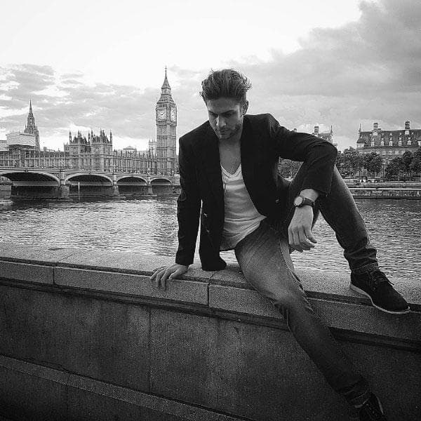 Le teme a las alturas y tiene una mala manía, se come las uñas de las manos.