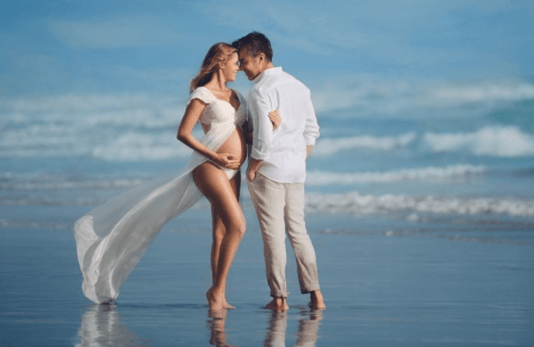 Adrián Uribe celebra su cumpleaños 48 con romántica fotografía en la playa.