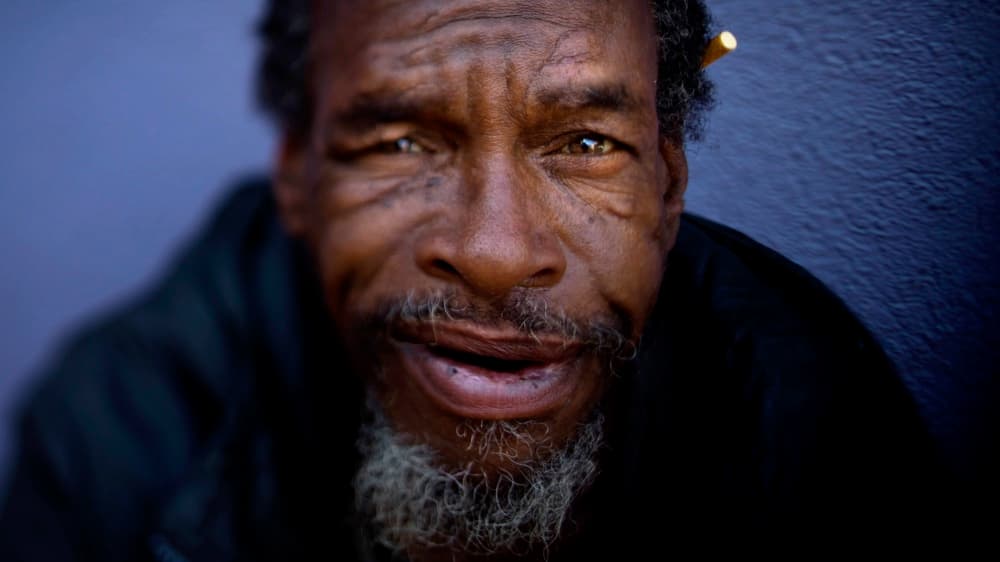 Moi Williams, de 59 años, desde hace cuatro años vive en las calles de la ciudad, las cuales, dice, son cómodas para dormir. "No molesto a nadie, nadie me molesta".