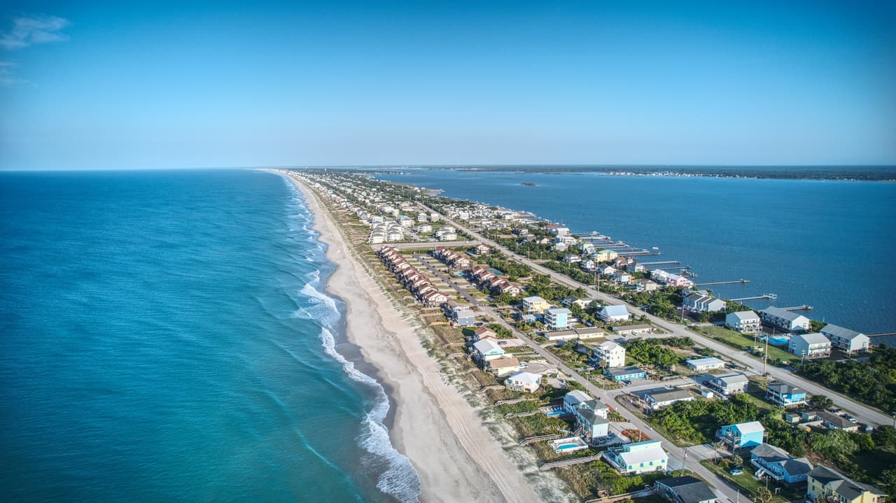 Desde pabellones para pícnic, rampas para lanzamientos de botes y kayaks, hasta canchas de voleibol y parques infantiles.