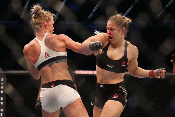 Holly Holm noqueó a Ronda Rousey y le arrebató el título gallo UFC para convertirse la primera campeona mundial en boxeo y MMA.