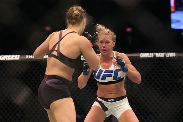 Holly Holm noqueó a Ronda Rousey y le arrebató el título gallo UFC para convertirse la primera campeona mundial en boxeo y MMA.