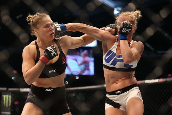 Holly Holm noqueó a Ronda Rousey y le arrebató el título gallo UFC para convertirse la primera campeona mundial en boxeo y MMA.