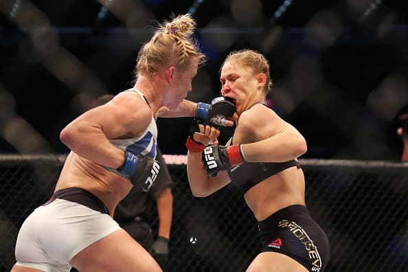 Holly Holm noqueó a Ronda Rousey y le arrebató el título gallo UFC para convertirse la primera campeona mundial en boxeo y MMA.