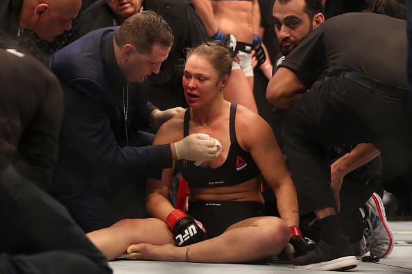 Holly Holm noqueó a Ronda Rousey y le arrebató el título gallo UFC para convertirse la primera campeona mundial en boxeo y MMA.