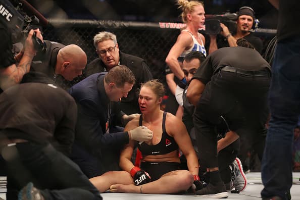 Holly Holm noqueó a Ronda Rousey y le arrebató el título gallo UFC para convertirse la primera campeona mundial en boxeo y MMA.