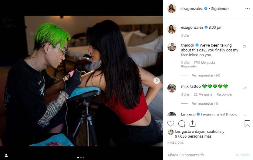 Aunque no dio muchos detalles al respecto, en su cuenta de 
<a href="https://www.instagram.com/p/Bx5Ypf0HhNL/"><b>Instagram</b></a>
<b> </b>publicó una imagen del momento en la que la estaban tatuando y acompañó la foto con un simple mensaje que decía: “3:00 pm”.