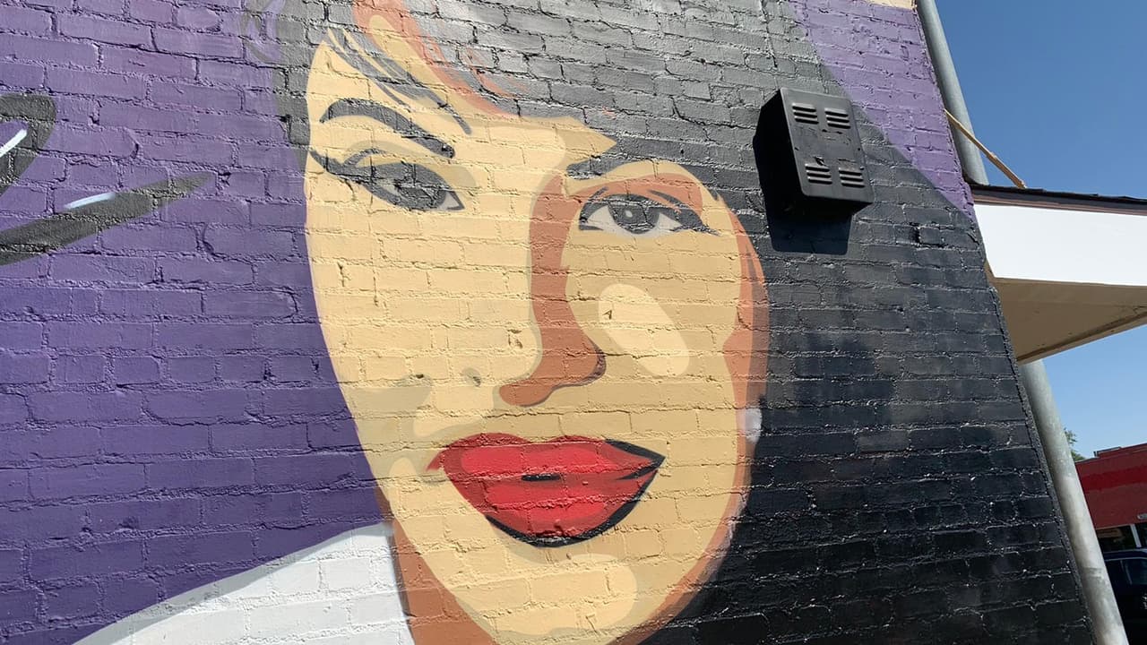 El pasado 31 de marzo del 2021 se cumplieron 
<b>26 años del asesinato </b>de 
<b><a href="https://www.univision.com/local/fresno-kftv/selena-la-reina-del-tex-mex-tiene-su-propio-cafe-negocio-de-fresno-se-reinventa-durante-la-pandemia-video">Selena Quintanilla.</a> </b>Este 16 de abril la intérprete de 
<b><a href="https://www.univision.com/radio/mcallen-kbtq-fm/la-moda-que-dejo-selena-quintanilla-sigue-imponiendo-tendencia">“Amor Prohibido”</a></b> estaría cumpliendo 
<b>50 años.</b>