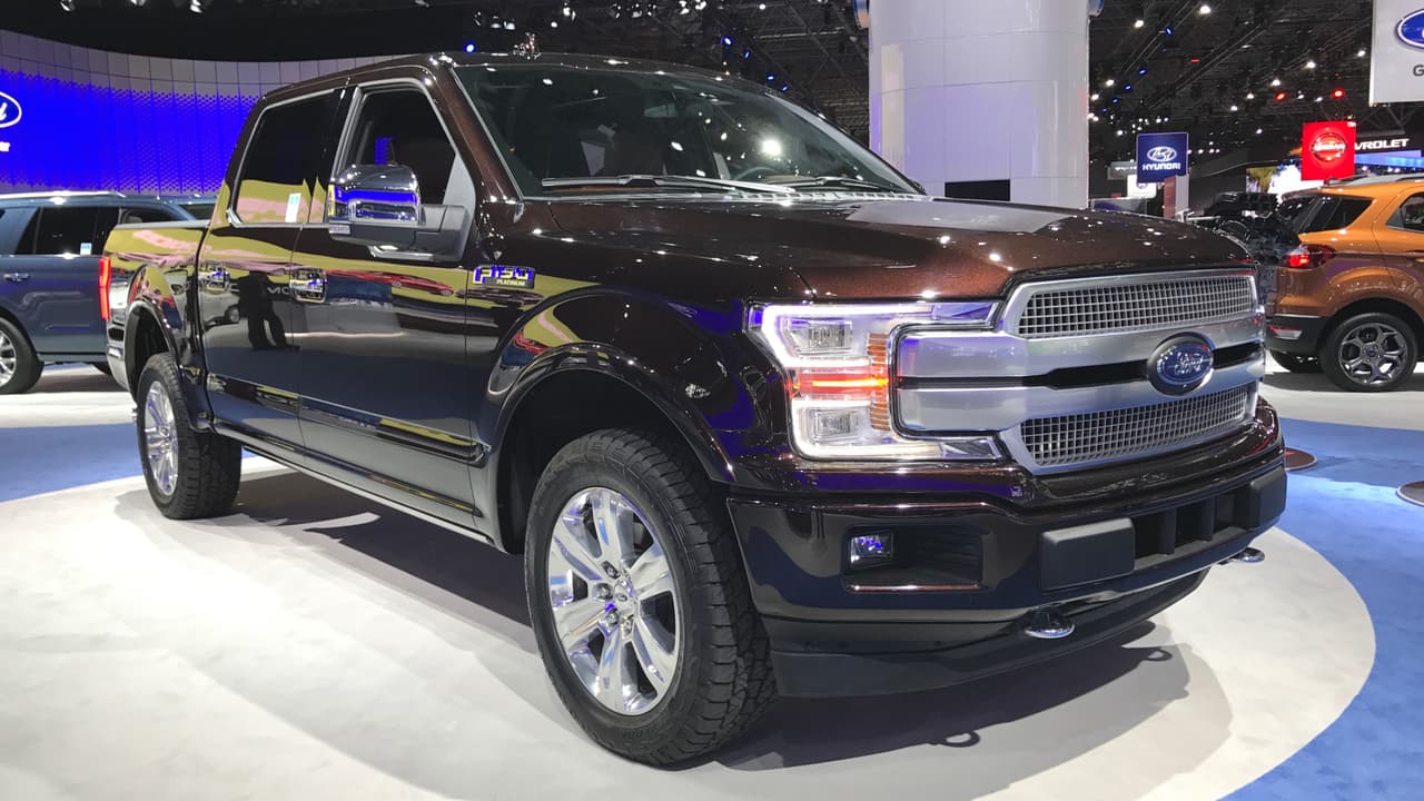 Ford tampoco dejó de traer su súper estrella 
<b><a href="http://www.univision.com/noticias/ford/ford-f-150-2018-ford-pule-la-joya-de-su-corona-fotos" target="_blank">F-150 2018</a></b>, rediseñada a apenas dos años de su lanzamiento, lo que indica que Ford no tiene la menor intención de ceder ni un ápice de terreno a la competencia. La línea de camionetas pickup Serie-F de Ford ha sido el 
<b><a href="http://www.univision.com/noticias/ford/la-ford-serie-f-cumple-40-anos-como-la-linea-de-pickups-mas-vendida-en-estados-unidos-fotos" target="_blank">vehículo más vendido en Estados Unidos desde hace 40 años</a></b>.