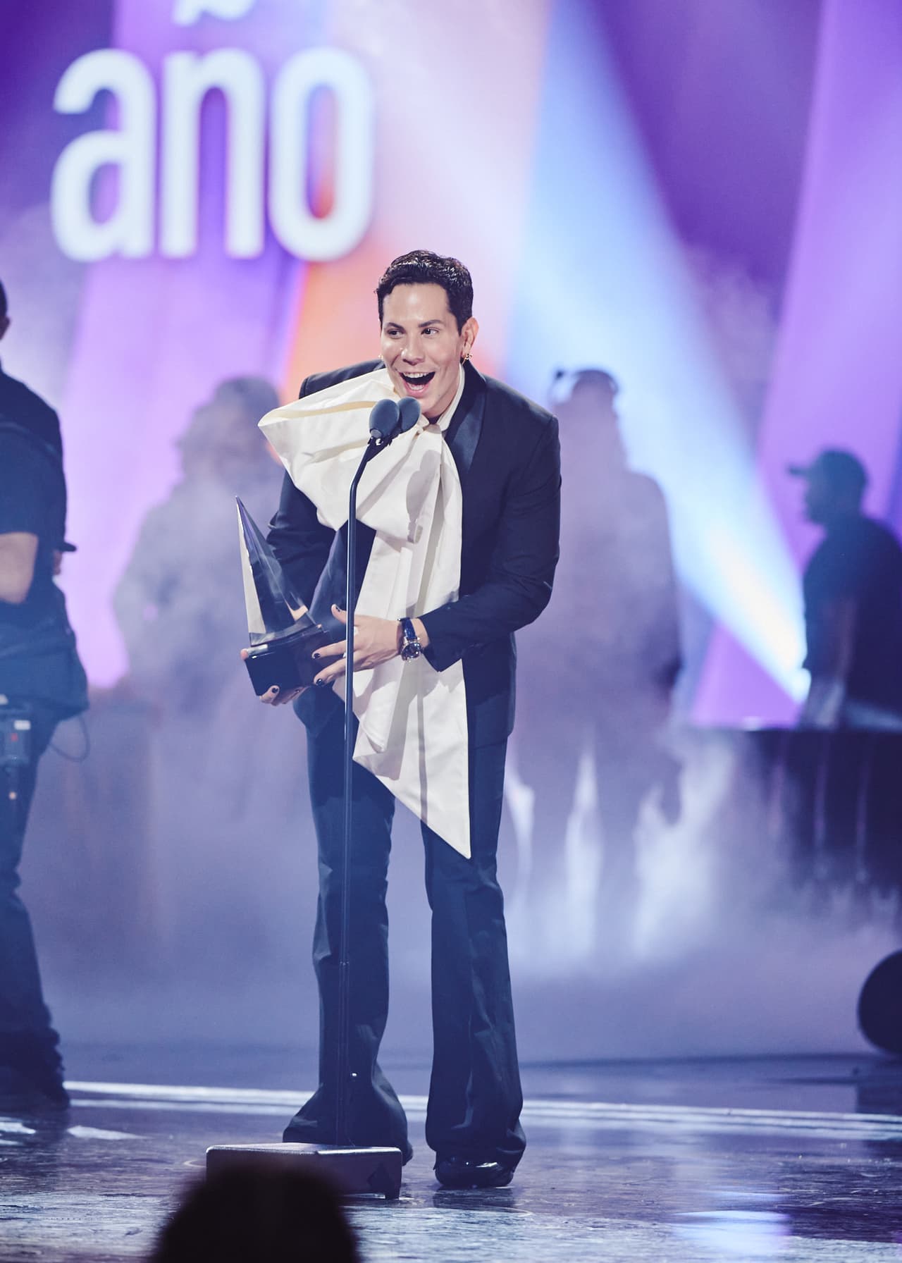 Christian Chávez recibió a nombre de sus compañeros de RBD el premio Gira del Año y dedicó un poderoso discurso en pro de la inclusión: "Gracias a la gente latina, somos lo máximo y la comunidad LGBTQ+, estamos aquí para quedarnos. Recordemos que el pasado es el presente. Gracias".