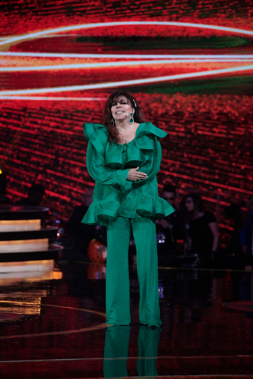 Acompañó su atuendo con el pelo suelto y con volumen.