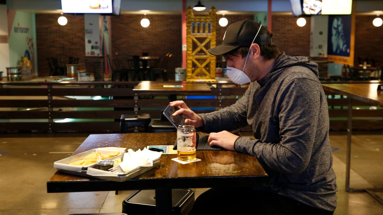 <b>¿Las nuevas reglas incluyen límites de capacidad para las empresas? </b>No. Una característica definitoria de las restricciones de virus del año pasado, la ciudad está evitando poner límites de capacidad a las empresas por ahora, dijo Bettigole, con la esperanza de que las reglas de mascarilla o vacunación sean efectivas sin afectar la economía.
<br>