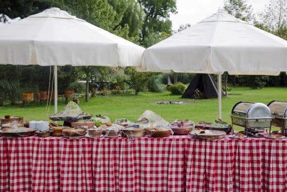 Ofrécelo en un puesto en el jardín, tal como propone Andrea Correale, CEO de la empresa de eventos ElegantAffairs. Descubre más de sus consejos a continuación.