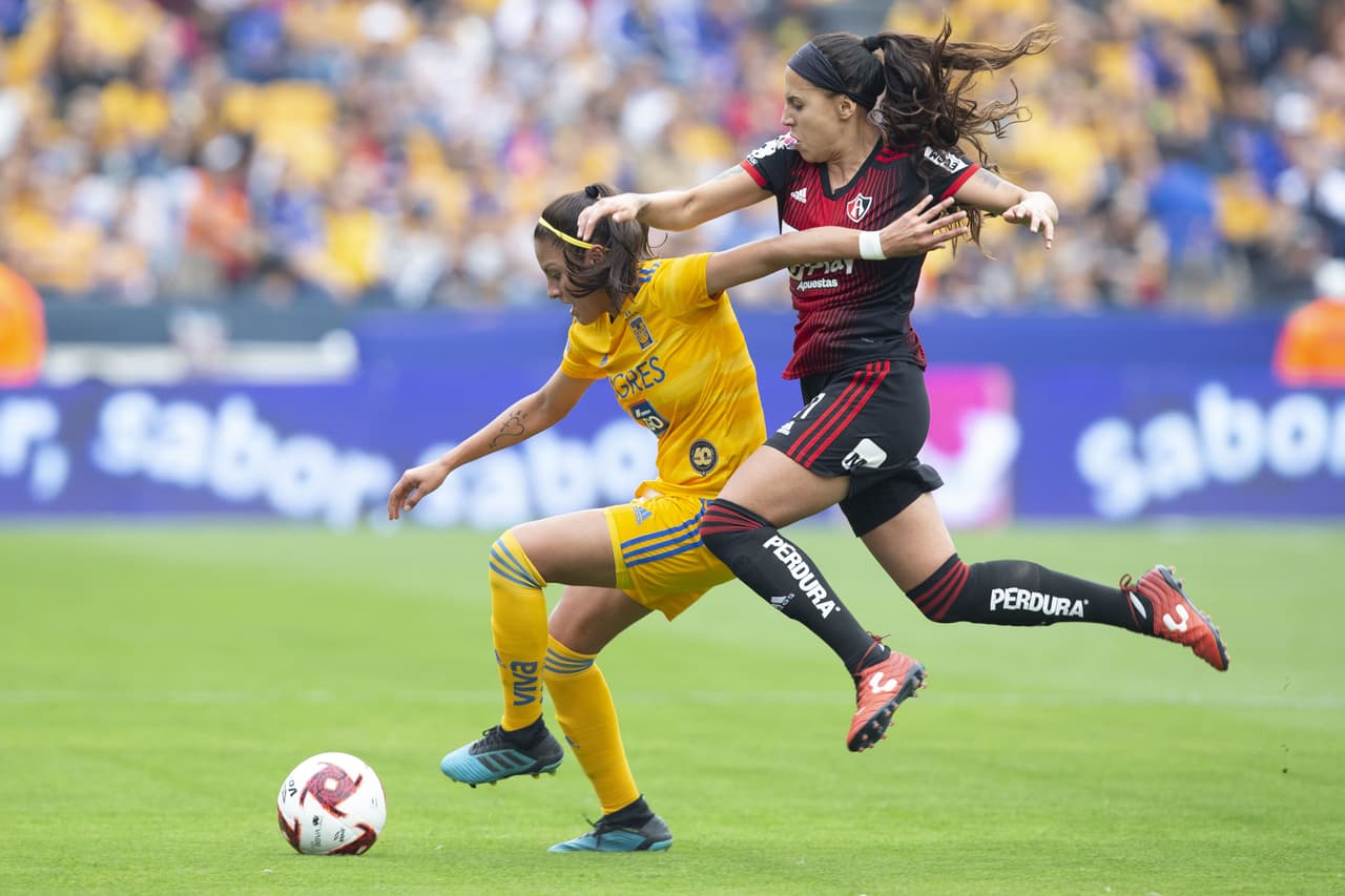 Con goles de Belén Cruz y Miah Zuazua, 'las Felinas' ganan 2-0 al Atlas y llegan a 10 puntos. El equipo femenil de Tigres sigue en ascenso en la Liga MX Femenil.