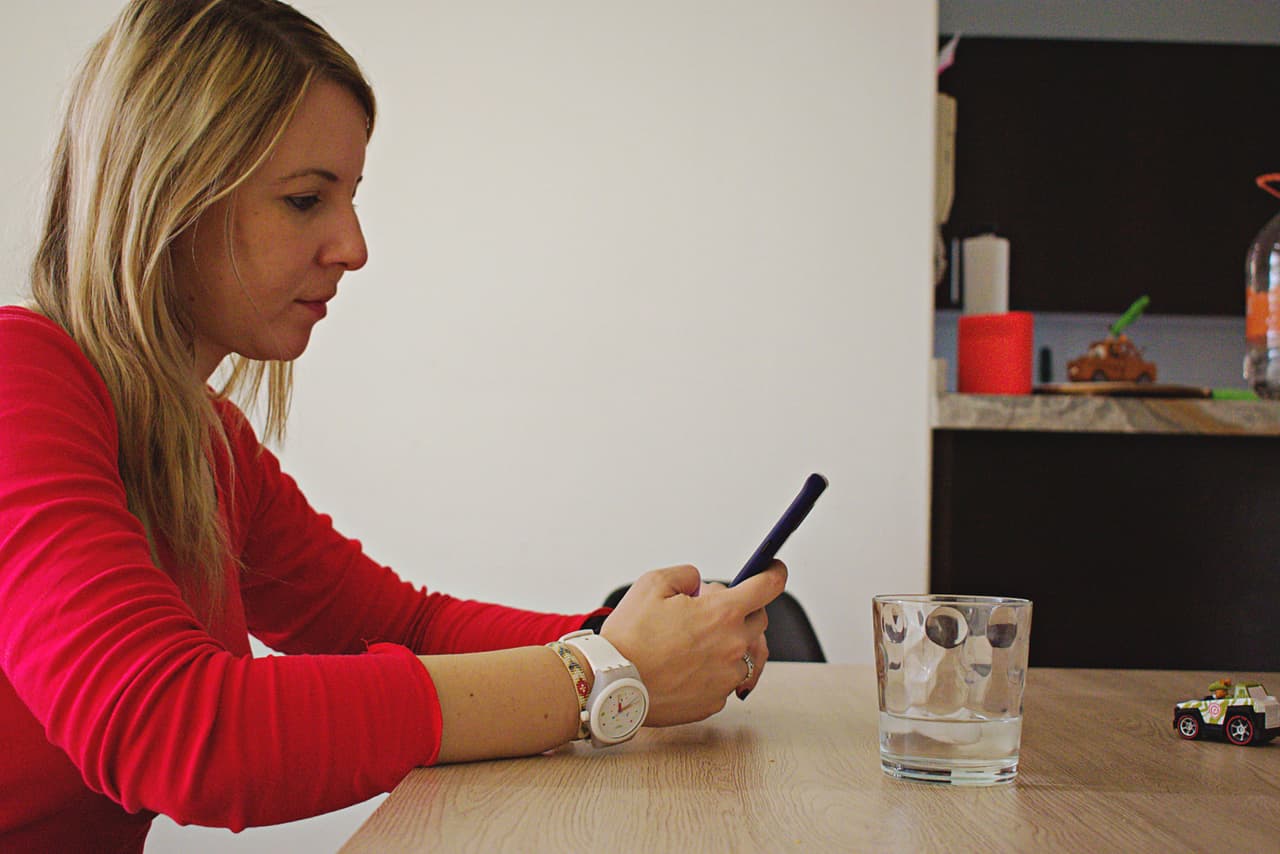 <b>2) Bienvenida.</b> La periodista 
<a href="https://www.instagram.com/satchapretto/?hl=es-la" target="_blank">Satcha Pretto</a>, madre de dos hijos, es la capitana de la mensajería de textos. Cuando envíes el mensaje, ella te dará la bienvenida al grupo de más de 60 mil padres con acceso a estos tips, basados en recomendaciones hechas por especialistas en educación.