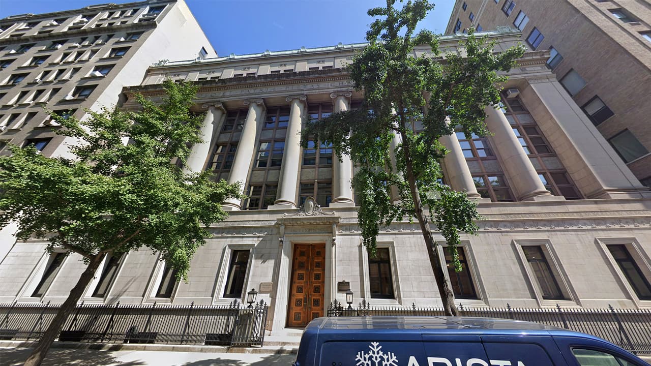 Estudiante de 16 años muere tras lanzarse de un quinto piso en escuela jesuita de Manhattan